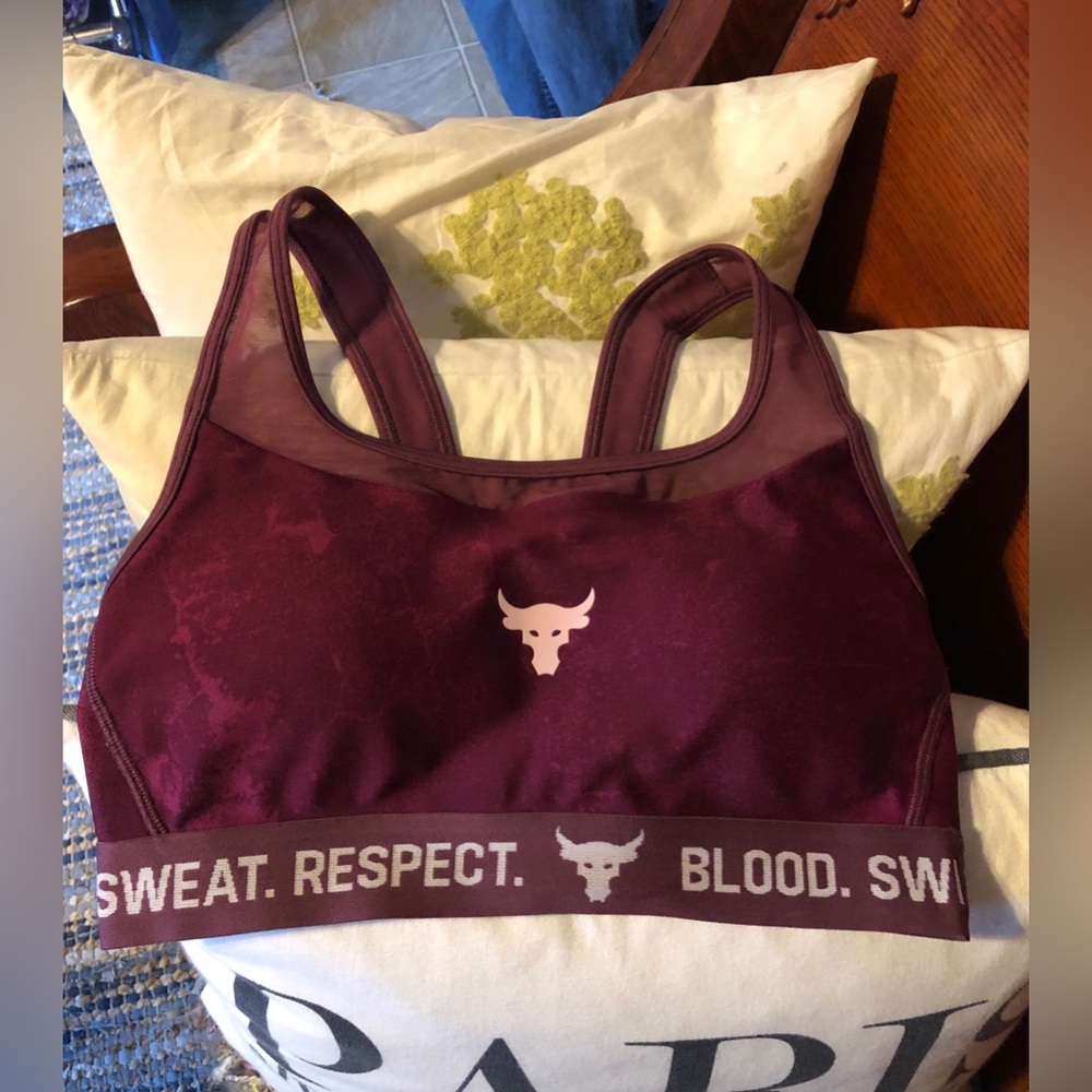 Women's Maroon Seamless Sports Bra
Under Armour
Size M
Like new condition